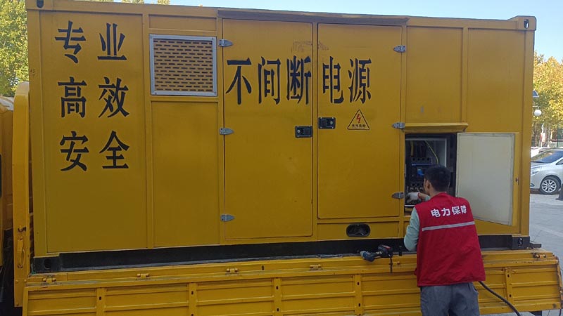 丰泽柴油发电机组和UPS电源配合使用时，如何避免切换过程中的电力中断？